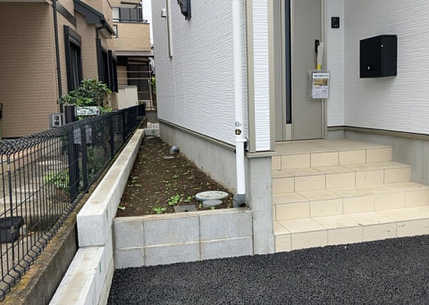 【庭】庭があることでガーデニングや家庭菜園はもちろん、こどもの遊び場やペットを放して遊ぶことができます。また、家の周囲に余裕があるということです。隣地との間があれば、十分な日当たりと、風通しが確保できます。