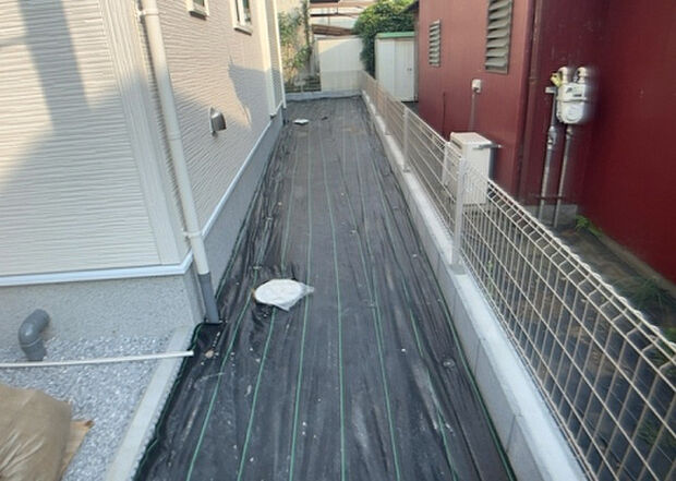 【庭】庭があることでガーデニングや家庭菜園はもちろん、こどもの遊び場やペットを放して遊ぶことができます。また、家の周囲に余裕があるということです。隣地との間があれば、十分な日当たりと、風通しが確保できます。