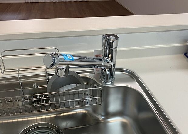 【キッチン水栓】キッチン水栓は、毎日必ず使うものだからこそ、使いやすさが重要です。シャワーヘッドの切り替えがスムーズか、吐水量が調節できるか、水しぶきが飛び散りにくい構造か、浄水機能が付いているかなど、日々の家事を快適にするための機能が数多くあります。また、デザインも多種多様なので、キッチン全体の雰囲気に合わせたものを選ぶことができます。