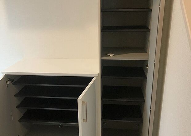 【玄関収納】玄関収納は、靴や傘、コートなどをスッキリと収納できるだけでなく、来客時に見せる顔となるため、家の顔とも言えます。収納量だけでなく、デザイン性も重視したいところです。ミラー付きの収納であれば、外出前の身だしなみチェックにも便利です。