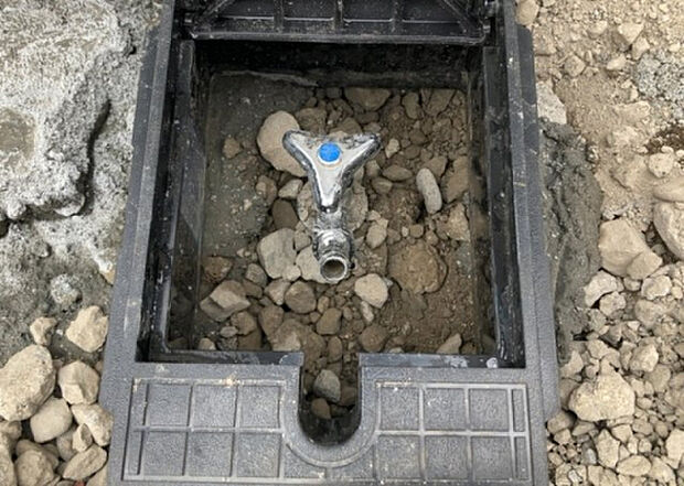 【その他設備】敷地内には、散水栓や立水栓があります。水道水を直接利用できるため、水を運ぶ手間を省くことが出来ます。大量の水を必要とする洗車作業や清掃などに役立ちます。その他設備とあわせて、現地でご確認ください。