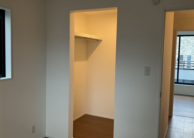 【ウォークインクローゼット】ウォークインクローゼットがあれば、クローゼット内でコーディネートが完成できますし、季節の変わり目に行う衣替えの手間も省けます。また、スーツケースなど大きいものもしまうことができ使い勝手がよいです。