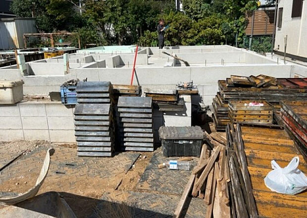 【構造・工法・仕様_2】ベタ基礎とは、柱の位置に関係なく全体に基礎がある事を指し、面積が大きい分建物の重さを全体に分散できます。また、地面からの湿気や害虫を遮断でき、木造住宅で心配されるシロアリ被害を防ぐ効果も期待できます。