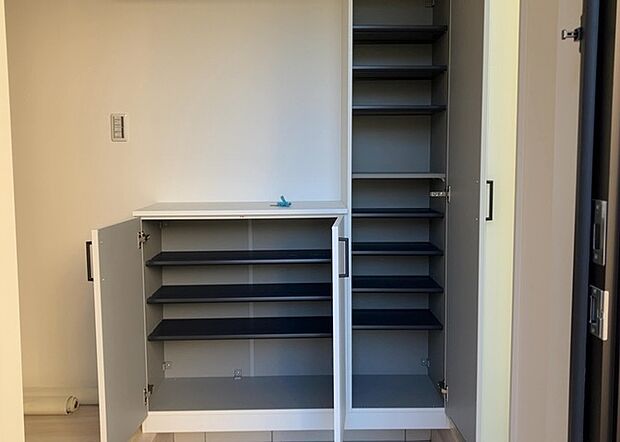 【玄関収納】玄関収納は、靴や傘、コートなどをスッキリと収納できるだけでなく、来客時に見せる顔となるため、家の顔とも言えます。収納量だけでなく、デザイン性も重視したいところです。ミラー付きの収納であれば、外出前の身だしなみチェックにも便利です。