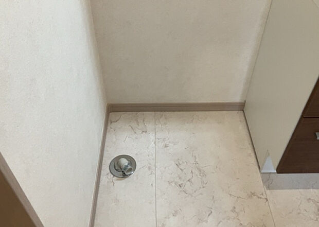 【ランドリースペース】ランドリースペースも気になります。洗濯機置場があり「洗う、干す、取り込む、アイロンがけ、たたむ」など、洗濯に関する家事をするための空間です。広さや収納など付帯設備も含めて、詳細は現地でご確認ください。