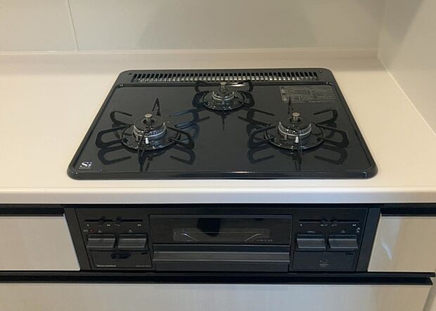 【キッチンコンロ】キッチンコンロは、料理の質を大きく左右する重要な設備です。火力調整のしやすさ、グリル機能の有無、安全装置の充実度など、選ぶポイントがたくさんあります。特に、IHクッキングヒーターは、お手入れのしやすさや安全性が高く、近年人気が高まっています。