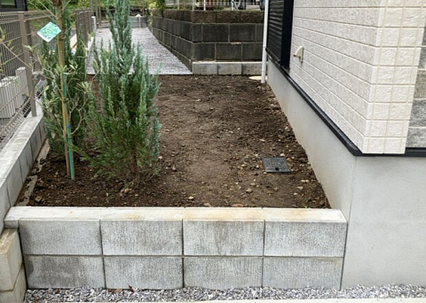 【庭】庭があることでガーデニングや家庭菜園はもちろん、こどもの遊び場やペットを放して遊ぶことができます。また、家の周囲に余裕があるということです。隣地との間があれば、十分な日当たりと、風通しが確保できます。