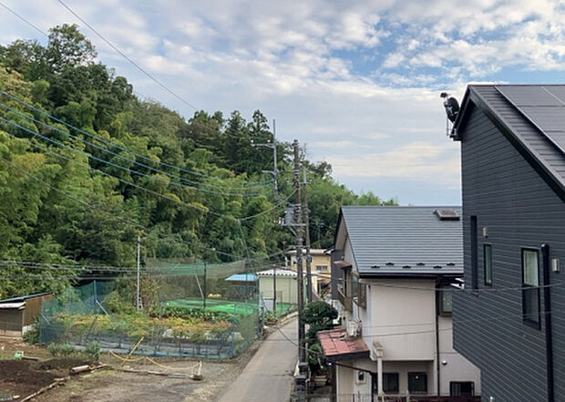 【物件からの展望】眺望を気にして物件を探す場合、前面に建物が建っていないか現地で確認しましょう!前面に建物があると景色はもちろん、日当たりや風通しにも影響が出てきます。住んだ時のことを想像しながら現地見学をしましょう。
