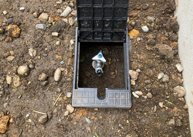 【その他設備】敷地内には、散水栓や立水栓があります。水道水を直接利用できるため、水を運ぶ手間を省くことが出来ます。大量の水を必要とする洗車作業や清掃などに役立ちます。その他設備とあわせて、現地でご確認ください。