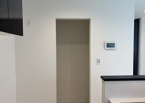 【キッチン床下収納】キッチン床下収納は、調理器具や食器などをスッキリと収納できる便利なスペースです。収納量が多いもの、引き出しがスムーズに開閉するものなど、使い勝手の良いものを選ぶことが大切です。また、湿気がこもりやすい場所なので、通気性の良いものを選ぶこともおすすめです。