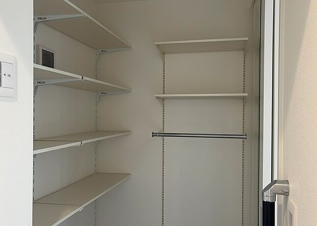 【玄関収納】玄関収納は、靴や傘、コートなどをスッキリと収納できるだけでなく、来客時に見せる顔となるため、家の顔とも言えます。収納量だけでなく、デザイン性も重視したいところです。ミラー付きの収納であれば、外出前の身だしなみチェックにも便利です。