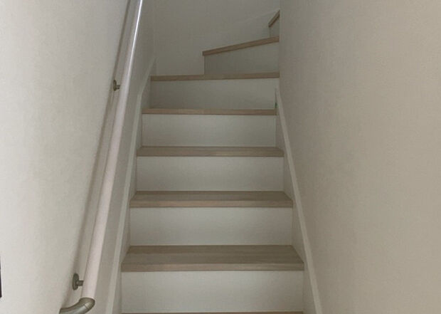 【内装】建物の上下階の通路である階段は、その位置によって動線や室内の印象が大きく左右されます。手摺にも重要な役割があり、転倒の防止・歩行や動作を円滑にして日常生活を支えることを主な目的として設置されています。