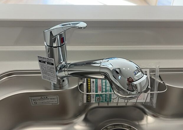【キッチン水栓】キッチン水栓は、毎日必ず使うものだからこそ、使いやすさが重要です。シャワーヘッドの切り替えがスムーズか、吐水量が調節できるか、水しぶきが飛び散りにくい構造か、浄水機能が付いているかなど、日々の家事を快適にするための機能が数多くあります。また、デザインも多種多様なので、キッチン全体の雰囲気に合わせたものを選ぶことができます。