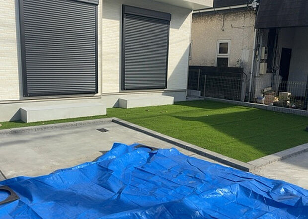 【庭】庭があることでガーデニングや家庭菜園はもちろん、こどもの遊び場やペットを放して遊ぶことができます。また、家の周囲に余裕があるということです。隣地との間があれば、十分な日当たりと、風通しが確保できます。