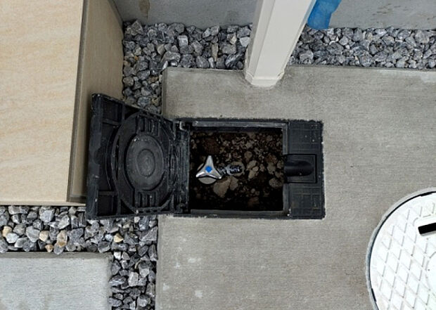 【その他設備】敷地内には、散水栓や立水栓があります。水道水を直接利用できるため、水を運ぶ手間を省くことが出来ます。大量の水を必要とする洗車作業や清掃などに役立ちます。その他設備とあわせて、現地でご確認ください。