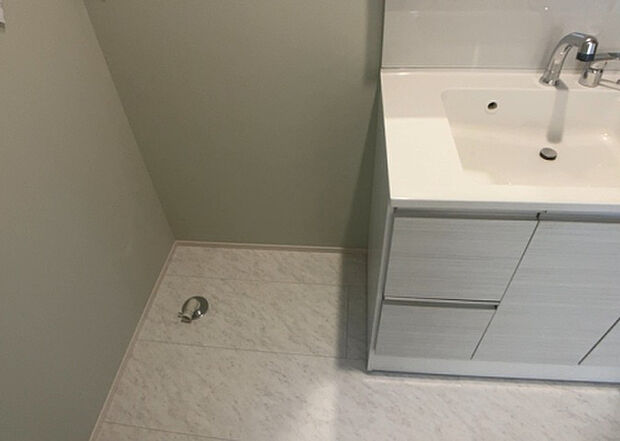 【ランドリースペース】ランドリースペースも気になります。洗濯機置場があり「洗う、干す、取り込む、アイロンがけ、たたむ」など、洗濯に関する家事をするための空間です。広さや収納など付帯設備も含めて、詳細は現地でご確認ください。