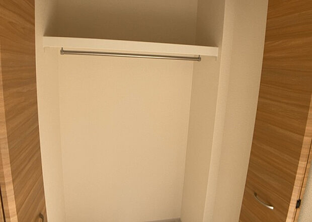 【ウォークインクローゼット】ウォークインクローゼットがあれば、クローゼット内でコーディネートが完成できますし、季節の変わり目に行う衣替えの手間も省けます。また、スーツケースなど大きいものもしまうことができ使い勝手がよいです。