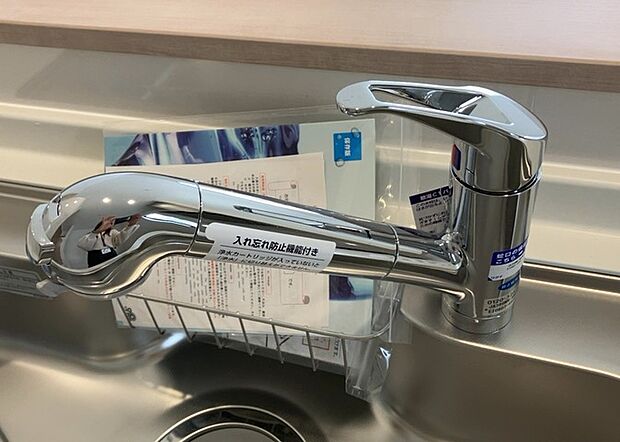 【キッチン水栓】キッチン水栓は、毎日必ず使うものだからこそ、使いやすさが重要です。シャワーヘッドの切り替えがスムーズか、吐水量が調節できるか、水しぶきが飛び散りにくい構造か、浄水機能が付いているかなど、日々の家事を快適にするための機能が数多くあります。また、デザインも多種多様なので、キッチン全体の雰囲気に合わせたものを選ぶことができます。