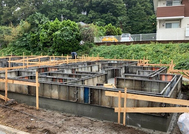 【外観_3】現地に行くなら、物件の周囲の地形がどうなっているかを見ることも大切です。周辺より低くなっている土地では、大雨などで水が集まりやすいため、地盤が弱くなっているということも考えられるため、注意が必要です。