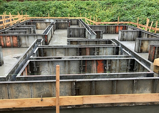 【構造・工法・仕様_2】ベタ基礎とは、柱の位置に関係なく全体に基礎がある事を指し、面積が大きい分建物の重さを全体に分散できます。また、地面からの湿気や害虫を遮断でき、木造住宅で心配されるシロアリ被害を防ぐ効果も期待できます。