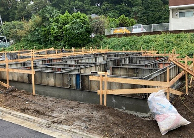 【玄関】玄関は家の顔でもあり、家族以外の目にも止まる場所です。玄関は外との間を仕切る扉、靴などをしまっておく収納スペース、靴脱ぎのたたきスペース、来客とのやり取りをするドアホンなど複数のアイテムからなります。