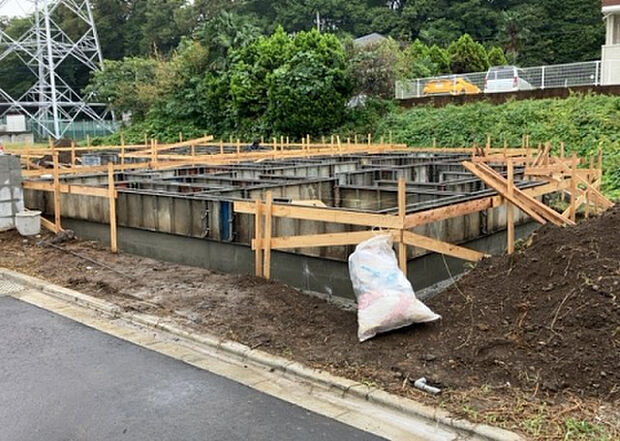 【玄関_2】玄関は、狭すぎると複数人で使いにくく、広すぎても無駄な空間になりがちです。最低2畳を目安にして、家の広さとの兼ね合いや家族の人数を考慮して決めるとよいでしょう。現地を見学して快適な玄関を選びましょう!