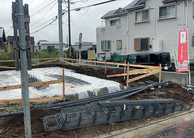 【玄関】玄関は家の顔でもあり、家族以外の目にも止まる場所です。玄関は外との間を仕切る扉、靴などをしまっておく収納スペース、靴脱ぎのたたきスペース、来客とのやり取りをするドアホンなど複数のアイテムからなります。