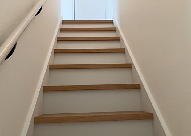 【内装】建物の上下階の通路である階段は、その位置によって動線や室内の印象が大きく左右されます。手摺にも重要な役割があり、転倒の防止・歩行や動作を円滑にして日常生活を支えることを主な目的として設置されています。