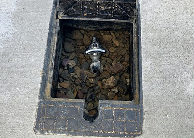 【その他設備】敷地内には、散水栓や立水栓があります。水道水を直接利用できるため、水を運ぶ手間を省くことが出来ます。大量の水を必要とする洗車作業や清掃などに役立ちます。その他設備とあわせて、現地でご確認ください。