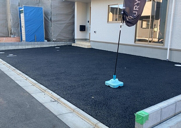 【駐車場】駐車場と明記されていても、最小スペースでつくられた駐車場だと大型車は駐車できなかったり、出入りしにくくなったりする可能性があります。お車のサイズと購入したい物件の駐車場のサイズを現地で確認しましょう。