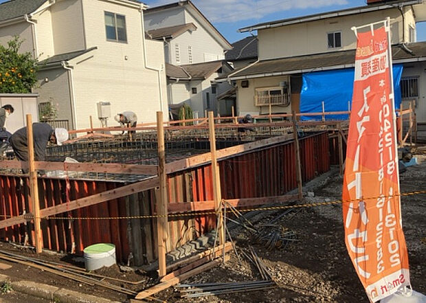 【庭_2】庭のある家に住むことのメリットとして、子どもたちの遊び場を確保できること、ガーデニングや家庭菜園を楽しめること、明るさを確保できることがあります。また、配置を工夫することでプライバシーが確保できます。