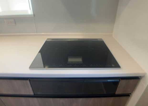 【キッチンコンロ】キッチンコンロは、料理の質を大きく左右する重要な設備です。火力調整のしやすさ、グリル機能の有無、安全装置の充実度など、選ぶポイントがたくさんあります。特に、IHクッキングヒーターは、お手入れのしやすさや安全性が高く、近年人気が高まっています。