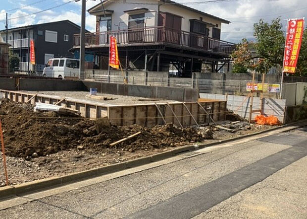 【玄関】玄関は家の顔でもあり、家族以外の目にも止まる場所です。玄関は外との間を仕切る扉、靴などをしまっておく収納スペース、靴脱ぎのたたきスペース、来客とのやり取りをするドアホンなど複数のアイテムからなります。