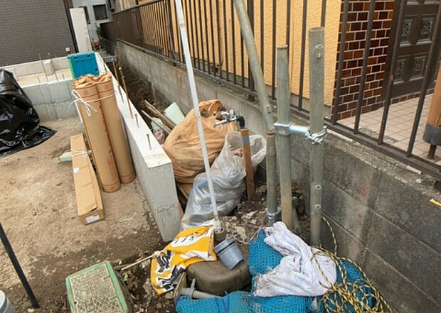 【その他設備】敷地内には、散水栓や立水栓があります。水道水を直接利用できるため、水を運ぶ手間を省くことが出来ます。大量の水を必要とする洗車作業や清掃などに役立ちます。その他設備とあわせて、現地でご確認ください。