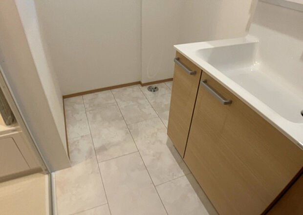 【脱衣場】多くの戸建て住宅で見かける洗面脱衣所は、洗面台と洗濯機が2畳ほどのスペースに並べられていて、洗面所が脱衣所を兼ね備えている間取りが一般的です。お客様が利用することもある、パブリックな空間でもあります。