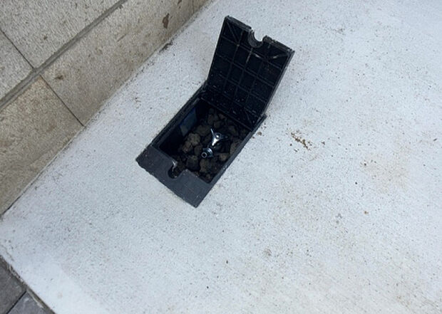 【その他設備】敷地内には、散水栓や立水栓があります。水道水を直接利用できるため、水を運ぶ手間を省くことが出来ます。大量の水を必要とする洗車作業や清掃などに役立ちます。その他設備とあわせて、現地でご確認ください。