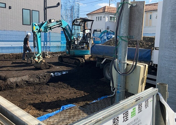 【庭_2】庭のある家に住むことのメリットとして、子どもたちの遊び場を確保できること、ガーデニングや家庭菜園を楽しめること、明るさを確保できることがあります。また、配置を工夫することでプライバシーが確保できます。