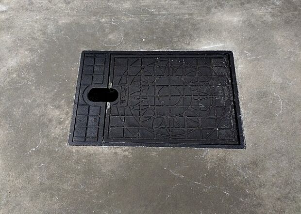 【外水栓】外水栓は、庭の水やりや洗車など、様々な用途に使える便利な設備です。ホースがしっかりと接続できるもの、水圧が安定しているものなど、使い勝手の良いものを選びましょう。また、凍結防止機能が付いているものなら、冬場でも安心して使用できます。