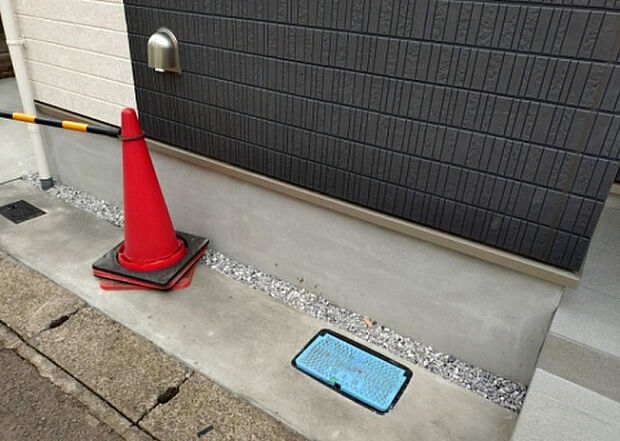 【庭】庭があることでガーデニングや家庭菜園はもちろん、こどもの遊び場やペットを放して遊ぶことができます。また、家の周囲に余裕があるということです。隣地との間があれば、十分な日当たりと、風通しが確保できます。