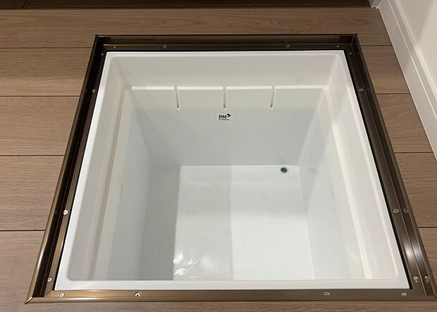 【キッチン床下収納】キッチン床下収納は、調理器具や食器などをスッキリと収納できる便利なスペースです。収納量が多いもの、引き出しがスムーズに開閉するものなど、使い勝手の良いものを選ぶことが大切です。また、湿気がこもりやすい場所なので、通気性の良いものを選ぶこともおすすめです。