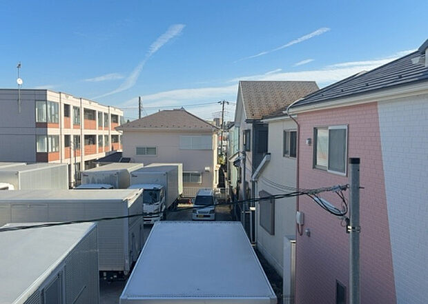 【物件からの展望】眺望を気にして物件を探す場合、前面に建物が建っていないか現地で確認しましょう!前面に建物があると景色はもちろん、日当たりや風通しにも影響が出てきます。住んだ時のことを想像しながら現地見学をしましょう。