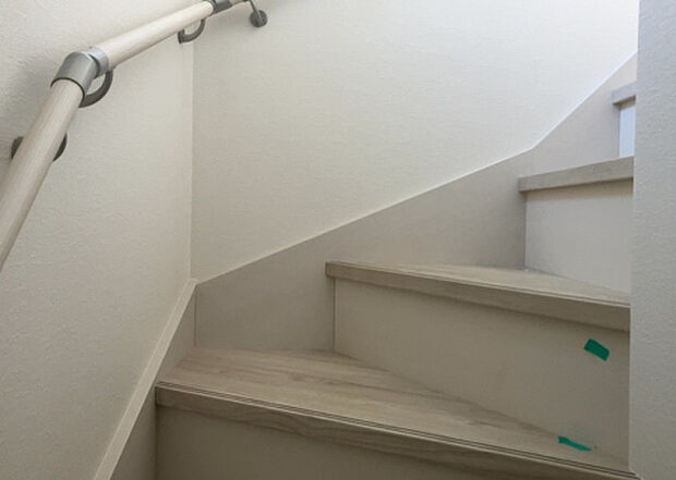 【内装】建物の上下階の通路である階段は、その位置によって動線や室内の印象が大きく左右されます。手摺にも重要な役割があり、転倒の防止・歩行や動作を円滑にして日常生活を支えることを主な目的として設置されています。
