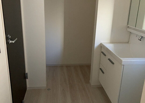 【脱衣場】多くの戸建て住宅で見かける洗面脱衣所は、洗面台と洗濯機が2畳ほどのスペースに並べられていて、洗面所が脱衣所を兼ね備えている間取りが一般的です。お客様が利用することもある、パブリックな空間でもあります。