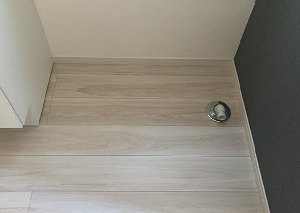 【ランドリースペース】ランドリースペースも気になります。洗濯機置場があり「洗う、干す、取り込む、アイロンがけ、たたむ」など、洗濯に関する家事をするための空間です。広さや収納など付帯設備も含めて、詳細は現地でご確認ください。