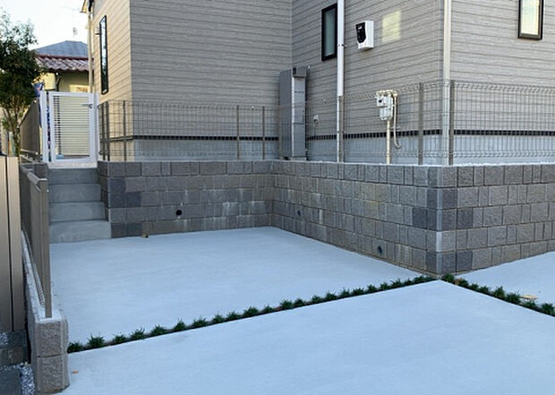 【駐車場】駐車場と明記されていても、最小スペースでつくられた駐車場だと大型車は駐車できなかったり、出入りしにくくなったりする可能性があります。お車のサイズと購入したい物件の駐車場のサイズを現地で確認しましょう。