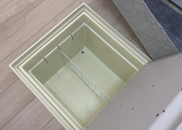 【キッチン床下収納】キッチン床下収納は、調理器具や食器などをスッキリと収納できる便利なスペースです。収納量が多いもの、引き出しがスムーズに開閉するものなど、使い勝手の良いものを選ぶことが大切です。また、湿気がこもりやすい場所なので、通気性の良いものを選ぶこともおすすめです。