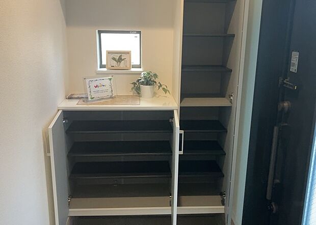 【玄関収納】玄関収納は、靴や傘、コートなどをスッキリと収納できるだけでなく、来客時に見せる顔となるため、家の顔とも言えます。収納量だけでなく、デザイン性も重視したいところです。ミラー付きの収納であれば、外出前の身だしなみチェックにも便利です。