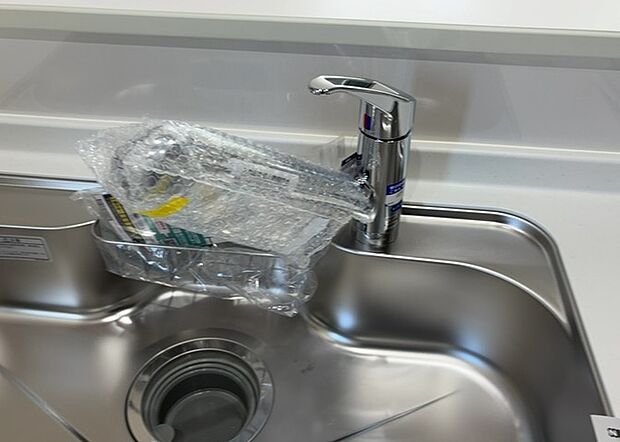 【キッチン水栓】キッチン水栓は、毎日必ず使うものだからこそ、使いやすさが重要です。シャワーヘッドの切り替えがスムーズか、吐水量が調節できるか、水しぶきが飛び散りにくい構造か、浄水機能が付いているかなど、日々の家事を快適にするための機能が数多くあります。また、デザインも多種多様なので、キッチン全体の雰囲気に合わせたものを選ぶことができます。