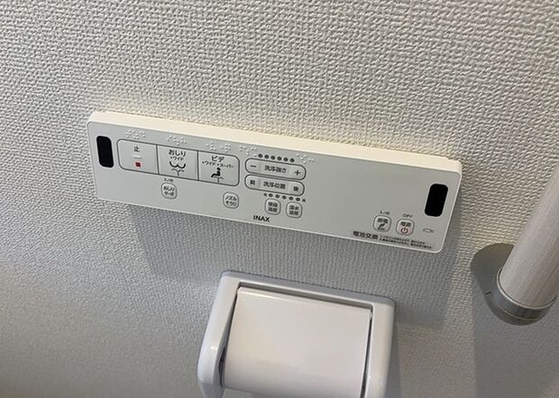 【ウォシュレット(リモコン)】ウォシュレットは、衛生面だけでなく、快適性も向上させる便利な設備です。洗浄機能の種類や水温調節機能など、様々な機能が付いたものが多くあります。リモコンも、操作が簡単で、使いやすいものを選びましょう。