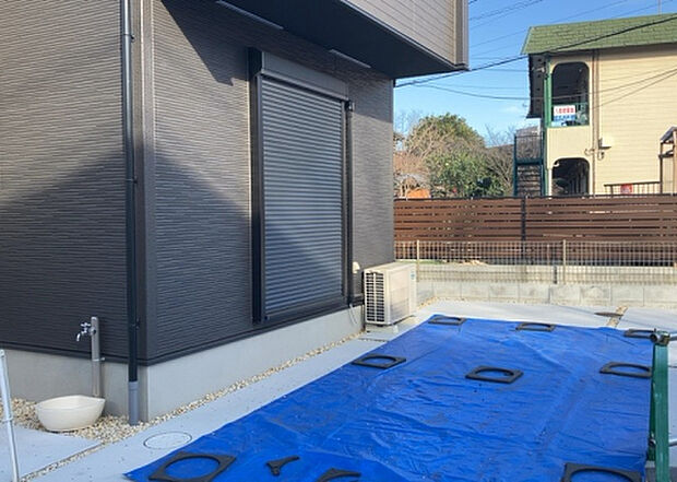 【庭】庭があることでガーデニングや家庭菜園はもちろん、こどもの遊び場やペットを放して遊ぶことができます。また、家の周囲に余裕があるということです。隣地との間があれば、十分な日当たりと、風通しが確保できます。